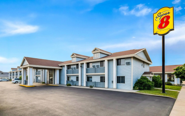 Super 8 by Wyndham La Crosse