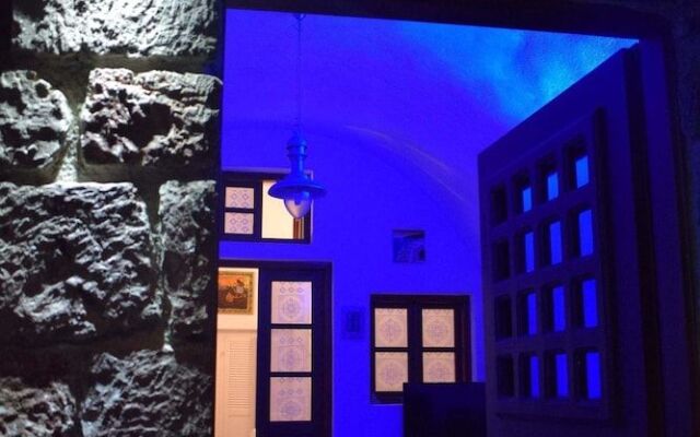 Tzannis Cave House
