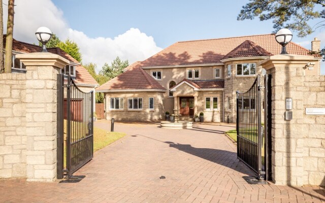 Luxury 6 Bed House With Pool