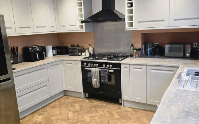 Spacious 4-bed House Close to LHR and London