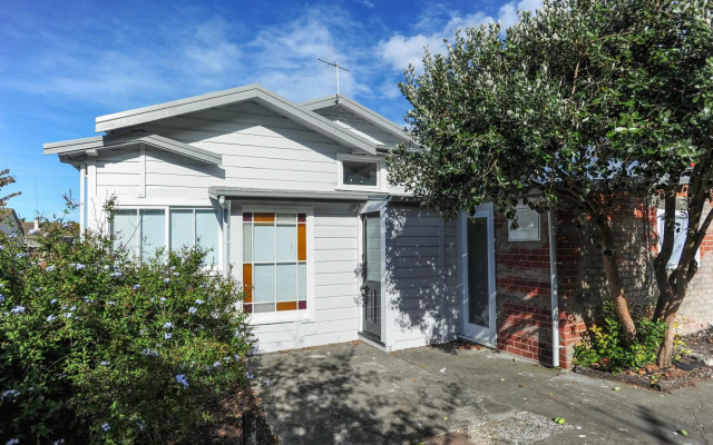 Puriri Downtown Villa - Napier Holiday Home