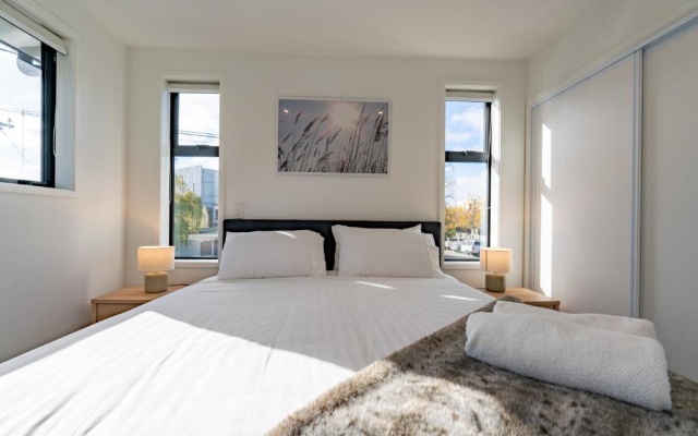 King bed on Hagley Park corner in the CBD – Guest Rooms – Christchurch