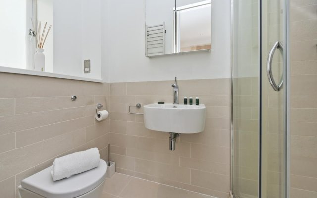 Immaculate two Bedroom Apartment in Chelsea by Underthedoormat