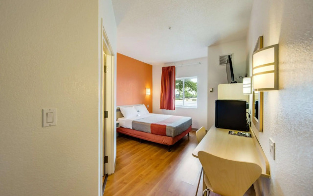 Motel 6 Toronto Brampton