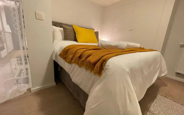 One Lux Stay Near Antwerp Central - Studio Apartment