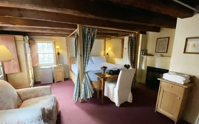 The Red Lion Inn Resort 1704