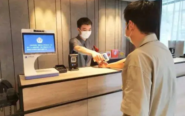 Ease Hotel (Wuhan Zhongshan Avenue Hanzheng Street Metro Station)