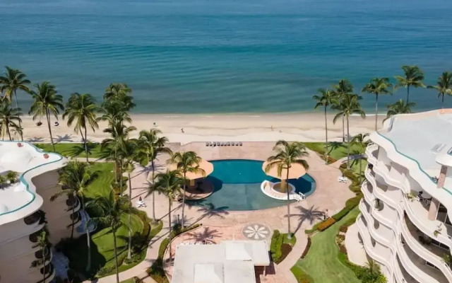Ocean Front Condo With Pool Sleeps 6 Adults