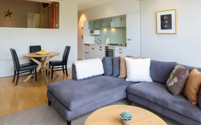Stunning Lakeview 1 Bedroom Apartment