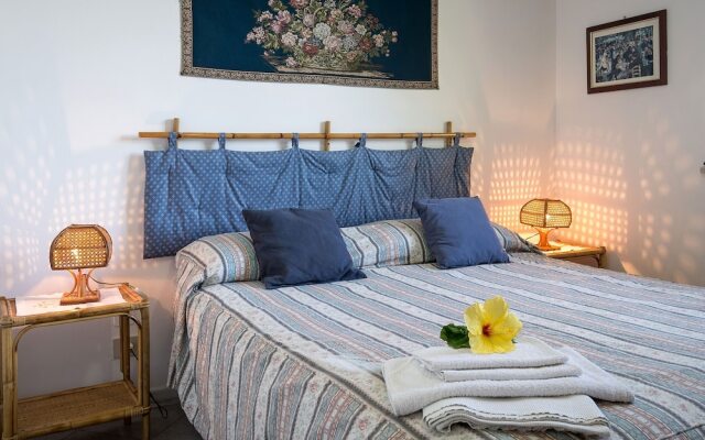 Apartment Immersed in a Large Garden Park Residence Cicladi