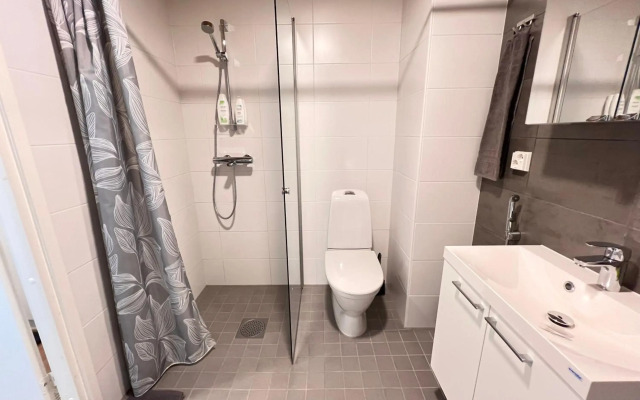 City apartment with lake view and free parking