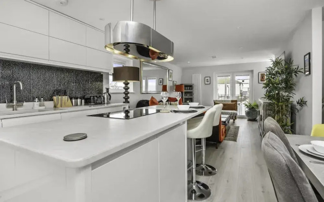 Sunset Townhouse With Free Parking