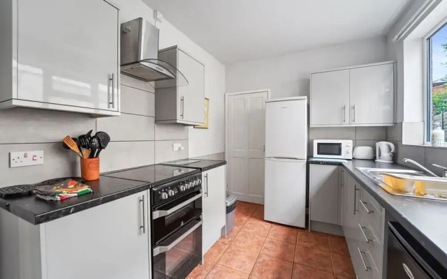 4 Bed Homely Retreat - Wolverhampton