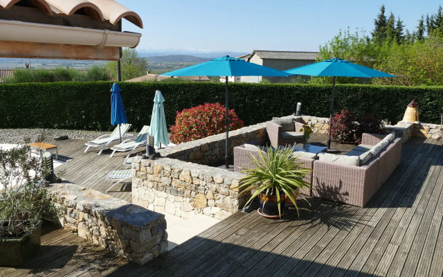 Luxury villa with pool and unique location in Malviès