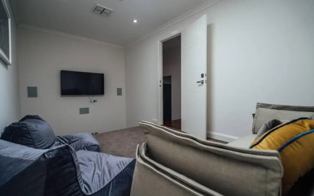 The Grand Oasis - Pool - Wifi - Mins From Beach