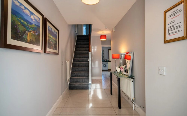 3 Bedroom pet Friendly Home With Access to Pool