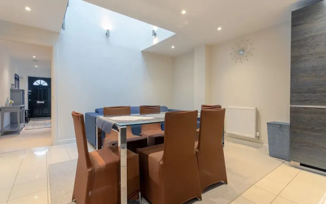 2 Bed Townhouse in Shepherds Bush