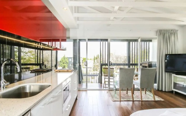 Cool Architect-Designed Studio Close To CBD
