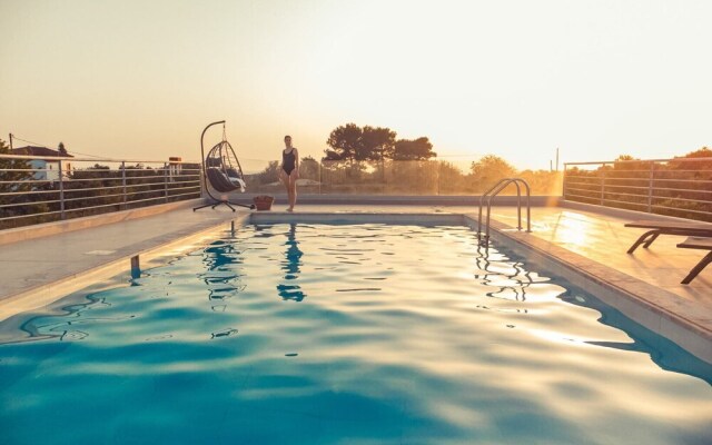 IO Luxury Pool & Hot Tub Suites