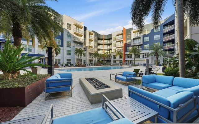 Stylish 2BR w Pool Pet-friendly Unit 13
