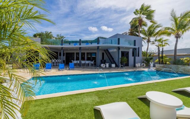 Unique Modern 4BR w Large Private Pool Mini Golf