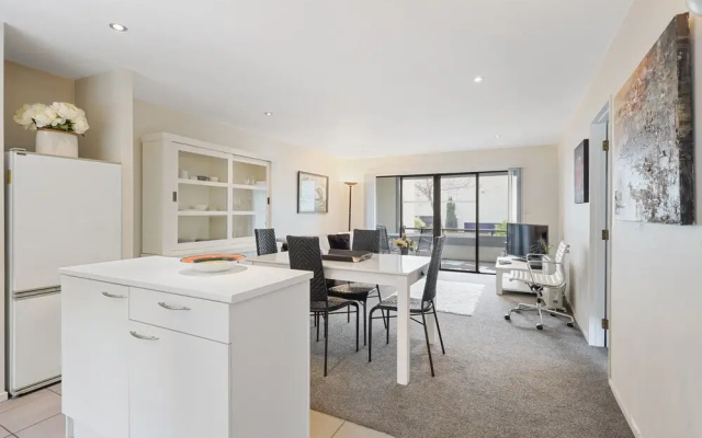Stylish Central 2BR Apt nr Hospital