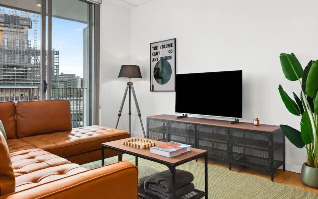 Central Charming 2 Bedrooms With Balcony Aircon
