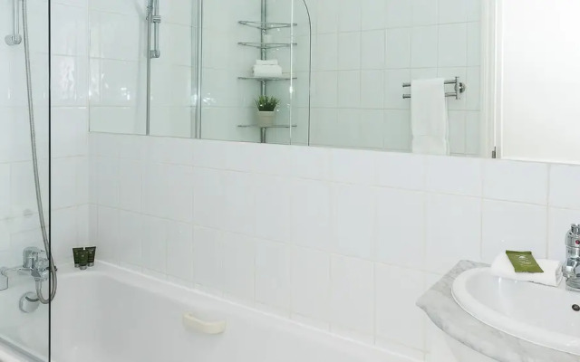 Traditional, Warm 1BR Flat in Maida Vale