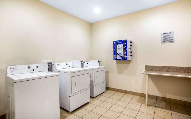 La Quinta Inn & Suites by Wyndham Columbus TX