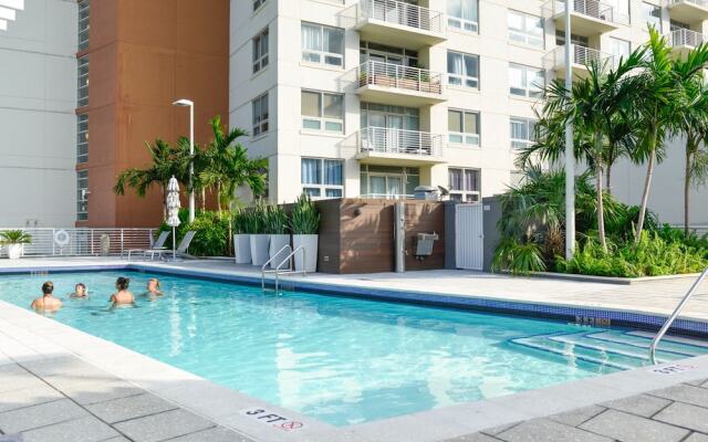 Lovely Condo|Pool & Parking at Midblock