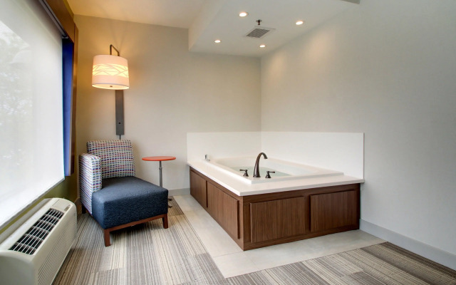 Holiday Inn Express & Suites Aurora - Naperville, an IHG Hotel