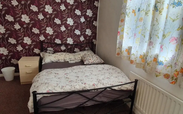 17 Spring Close Service Apartment