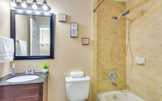 Opa-locka Townhome, 15 Mi to Miami Beach!