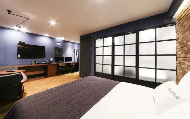 Play Hotel