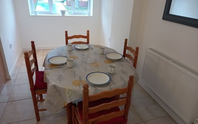 Leominster 3 Bedroom House, Parking Garden Private