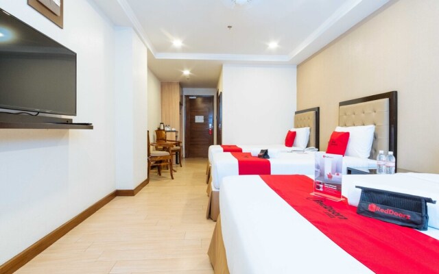 Aura One Hotel by RedDoorz