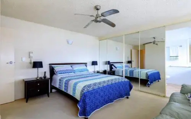 Main Beach Waterfront Apartment