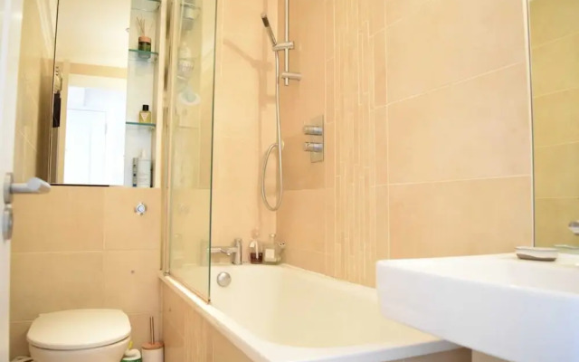 Spacious Studio Apartment In East London