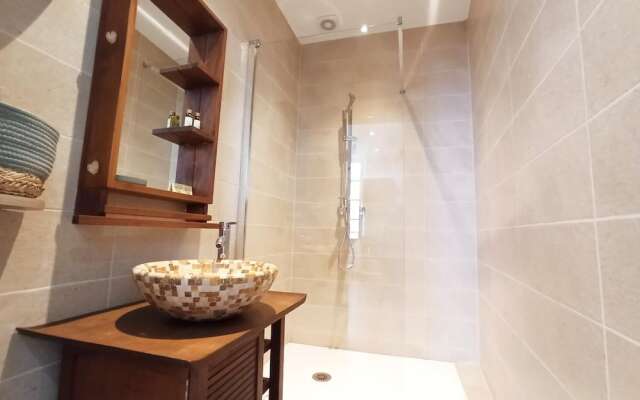 Central 1 Bedroom with Balcony