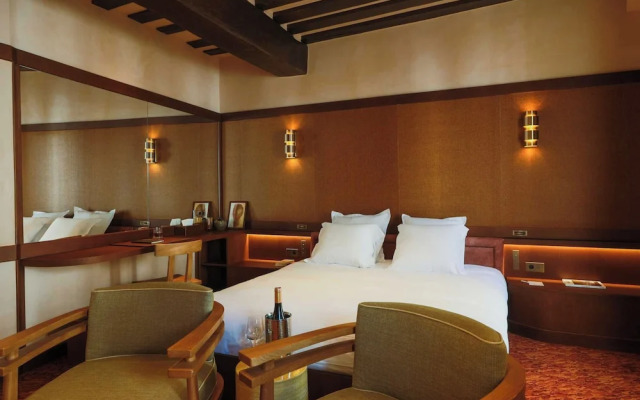 Confidential Room 5, a Stone's Throw From the Louvre