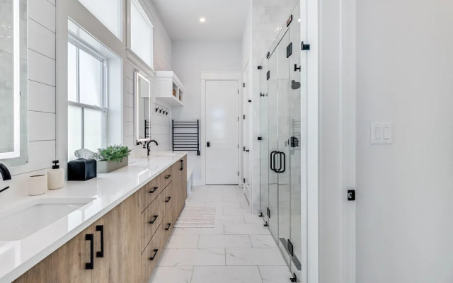 Lakeside Luxury 230 LAK