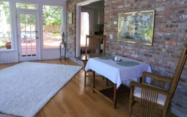Tudor Oaks Inn