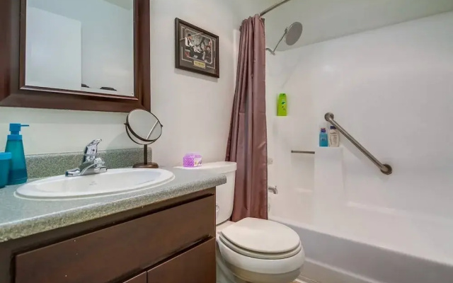 (70% off) - On Hollywood Walk Of Fame! - 2BR/2BATH - Free Parking! (D2)