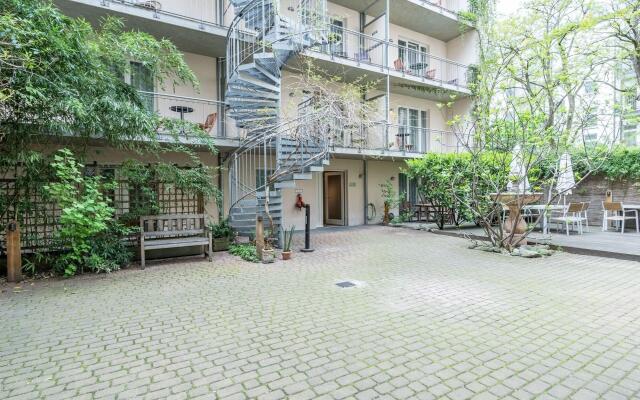 Schoenhouse Avenue by Limehome