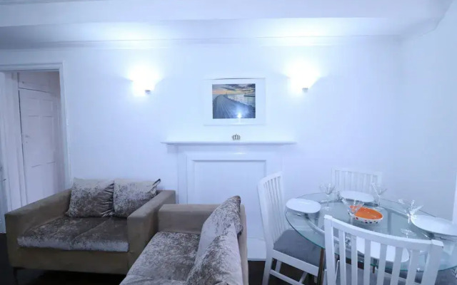 Lovely & Spacious 2 Bedroom APR Queensway