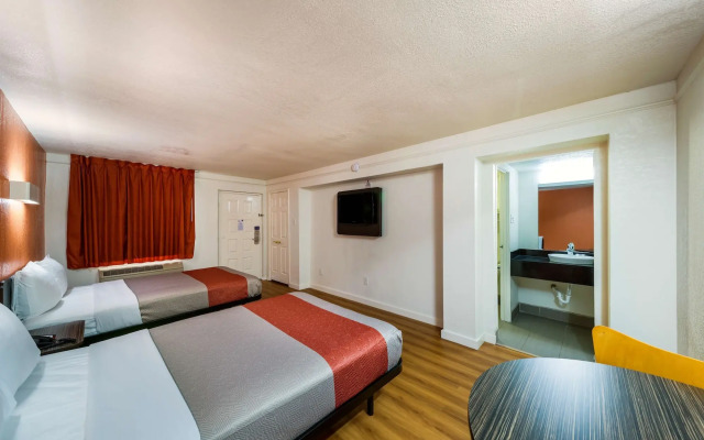 Motel 6 Dallas, TX - Farmers Branch