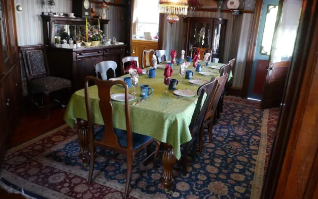 The Candlelight Inn
