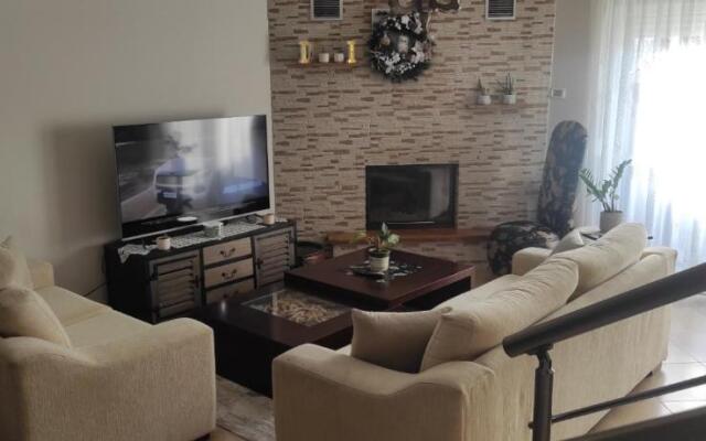 D & J Luxury House