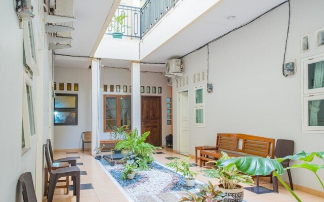 Guest House Kost and Kantin by RedDoorz