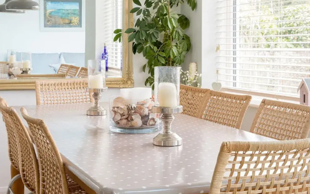 Tranquil Family Retreat 5 min to Beach Garden